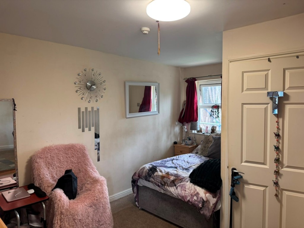 Lot: 172 - SUBSTANTIAL FREEHOLD 22-BEDROOM FORMER CARE HOME WITH POTENTIAL - Residents Room